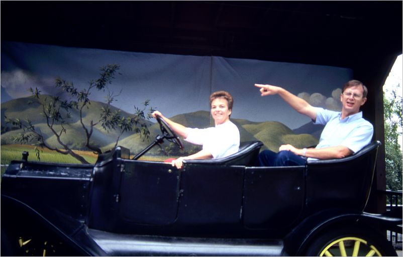 Rolling screen background for car